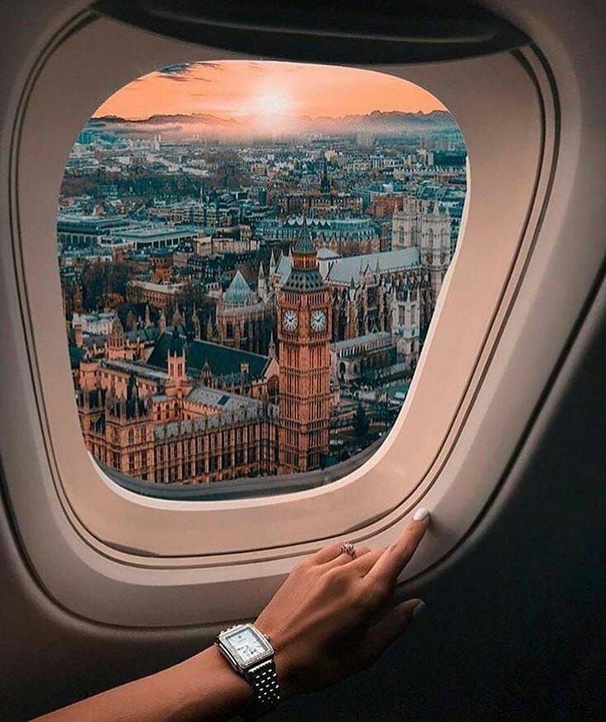 Вид на Лондон из иллюминатора самолета