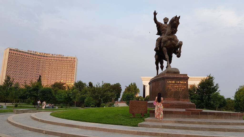 Памятник Тамерлану в центре Ташкента
