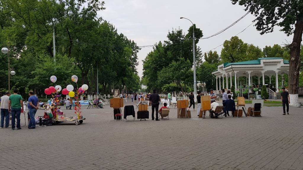 Вечером народ высыпал на улицы Ташкента
