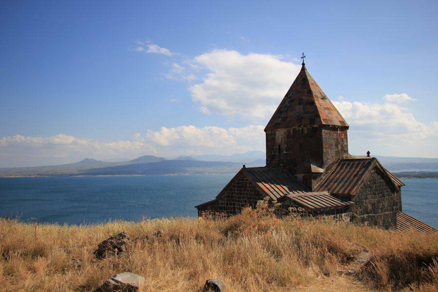 Одно из самых больших озер Кавказа