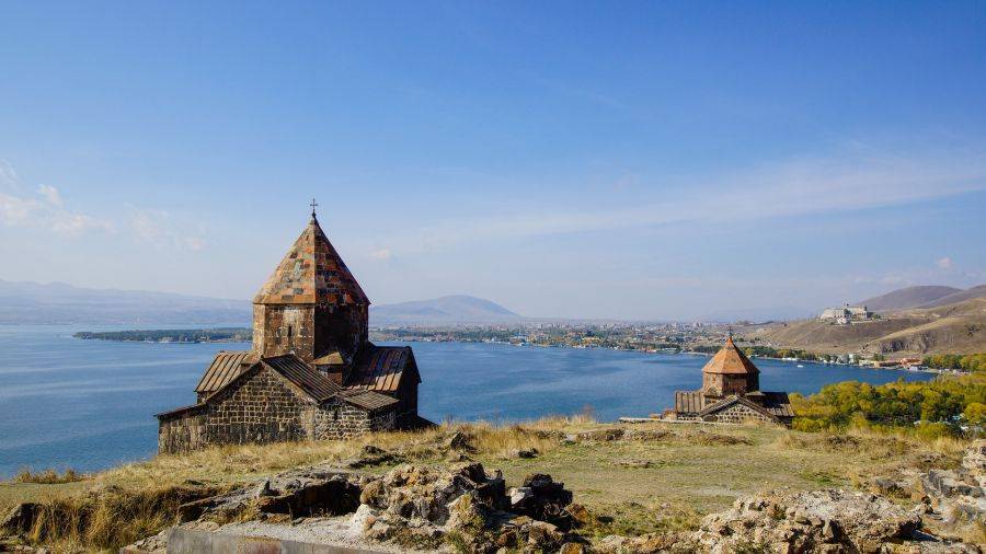 Высокогорное армянское озеро