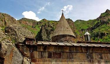 Монастырь в горах Армении