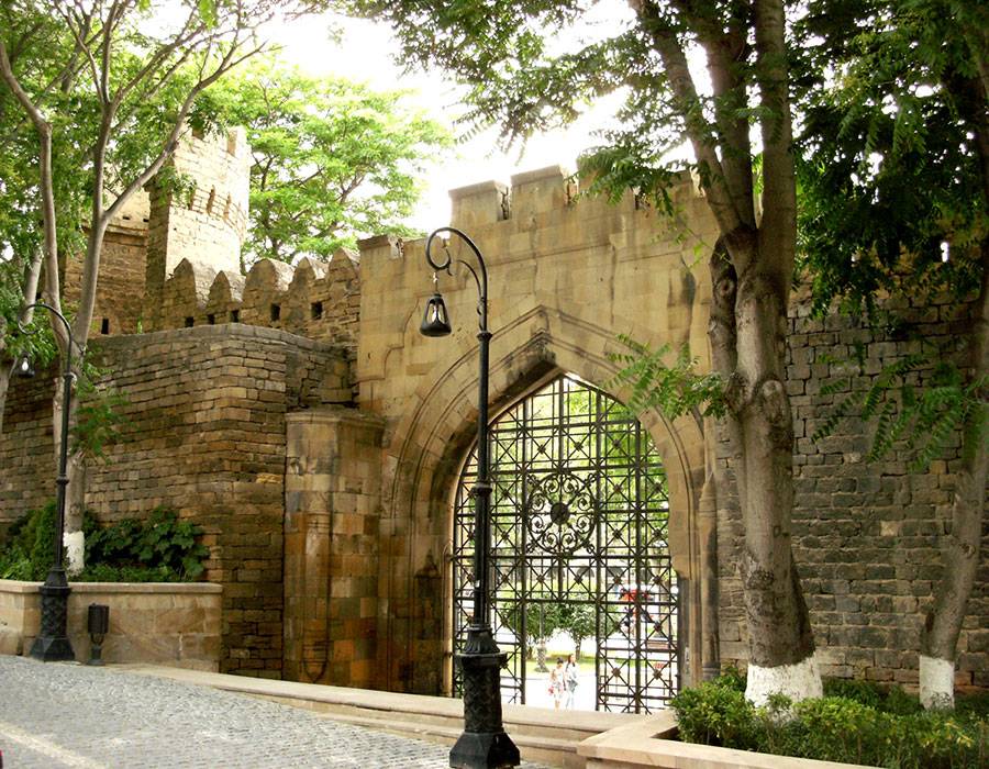 Стены и вход в Ичери Шехер, Баку