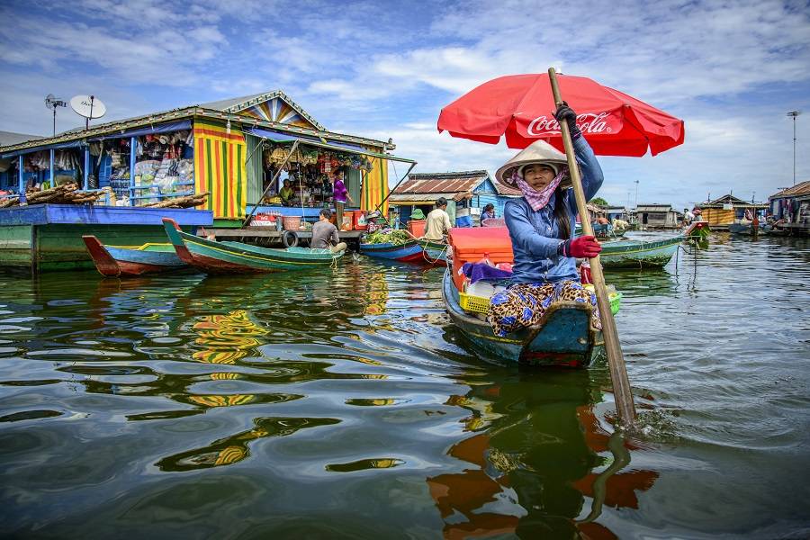 Лодка, продающая товары в плавучей деревне Кампонг-Луонг, Камбоджа.