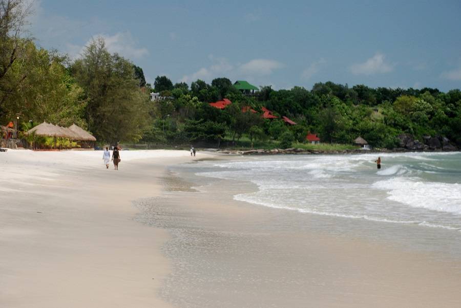 Песчаный пляж в Сиануквиле