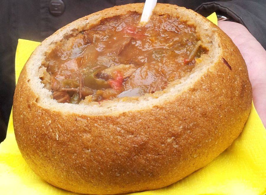 Традиционный чешский суп подается в хлебе