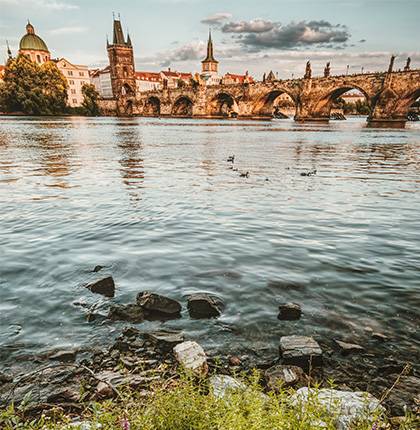 Карлов мост в Праге, река Влтава