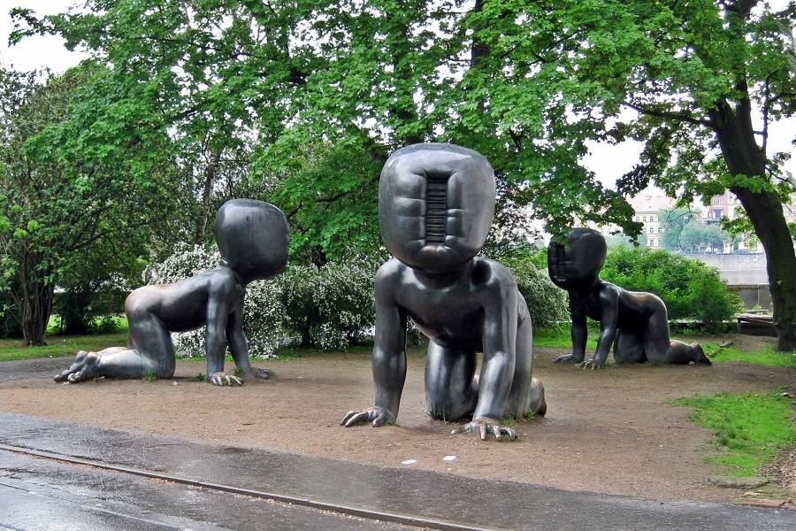 Скульптуры гигантских младенцев в парке на острове Кампа