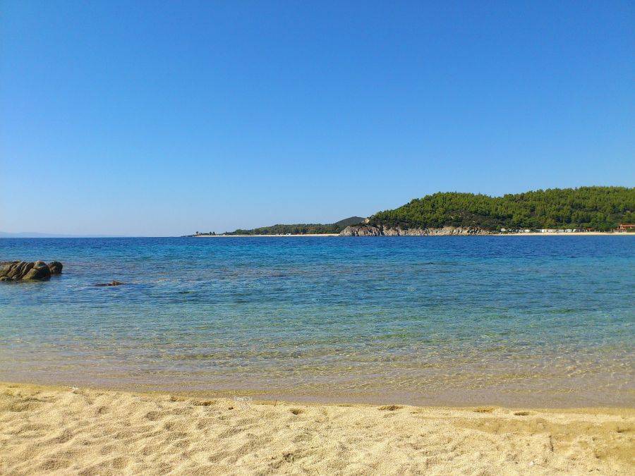 Греческие пляжи привлекают удобным заходом в море