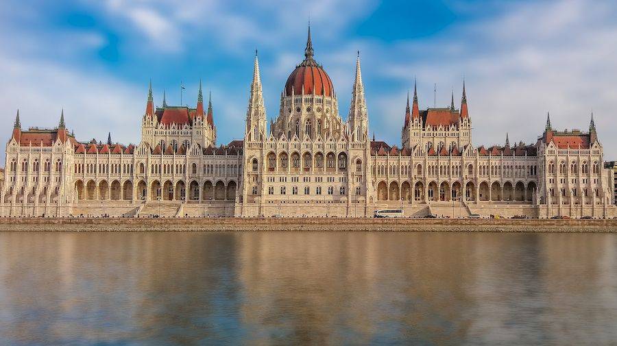 Резиденция парламента на берегу реки Дунай, самое большое здание в стране