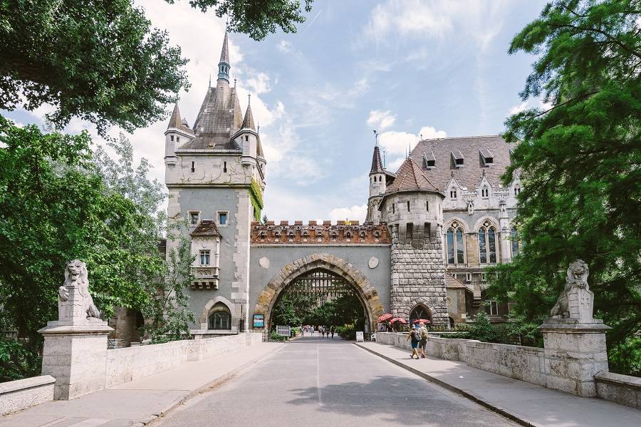Замок Вайдахуняд, главные ворота, Будапешт