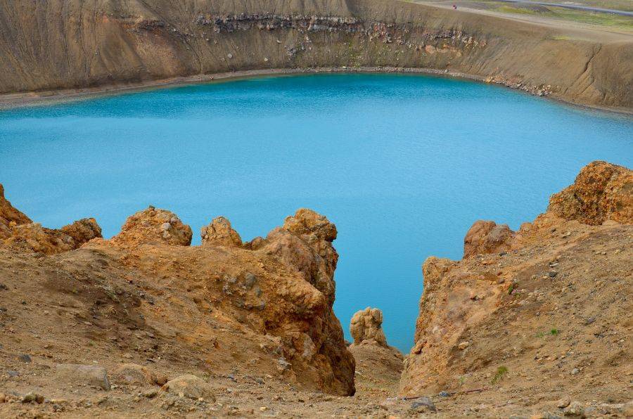Бирюзовое озеро в кратере  вулкана