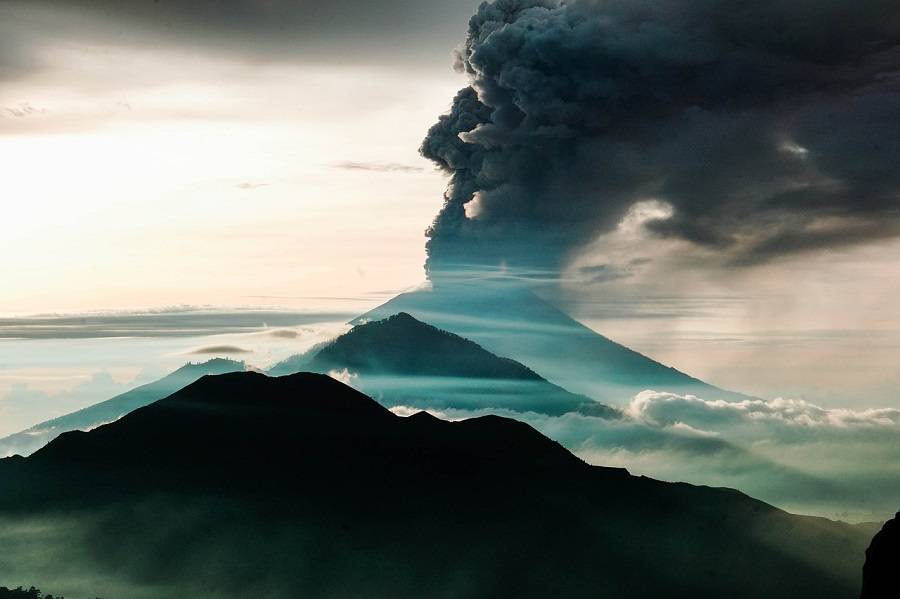 Один из действующих вулканов на Бали