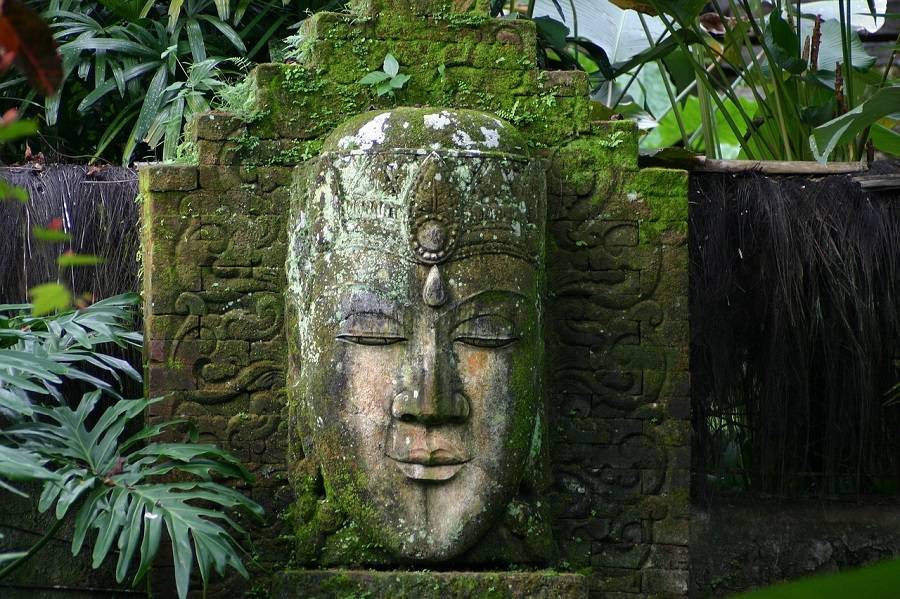 Скульптура Будды в одном из Балийских храмов