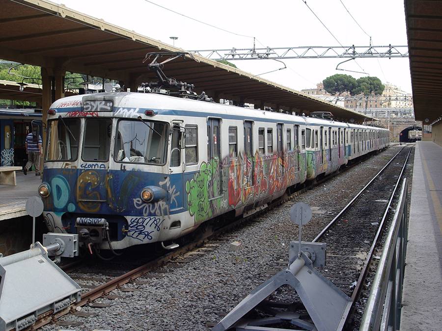 метропоезд Рима прибывает на станцию