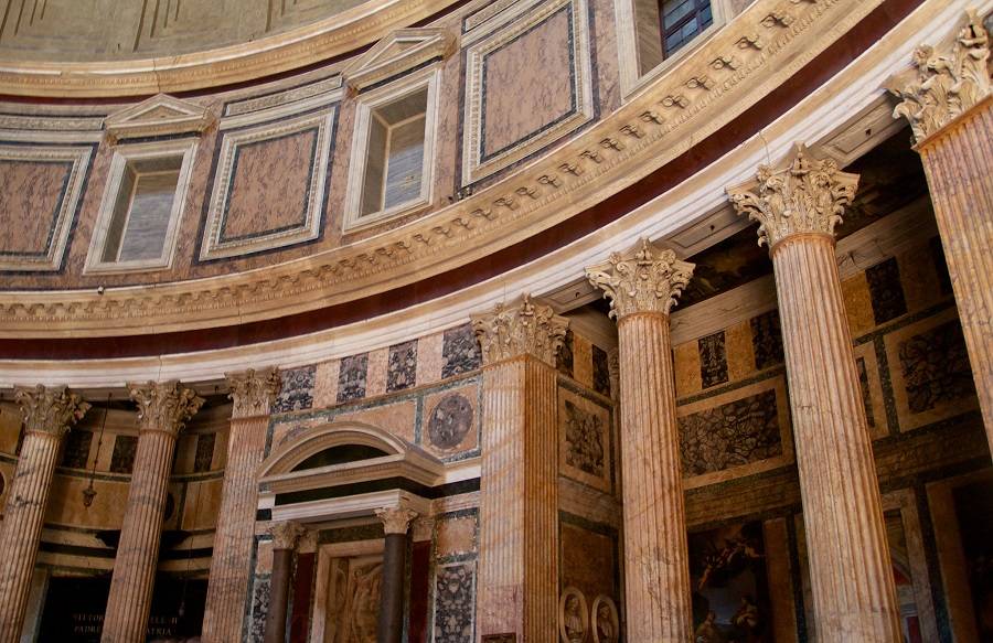 Стены Пантеона, отделанные мрамором