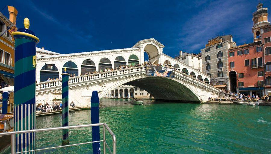 Популярная среди туристов достопримечательность Венеции
