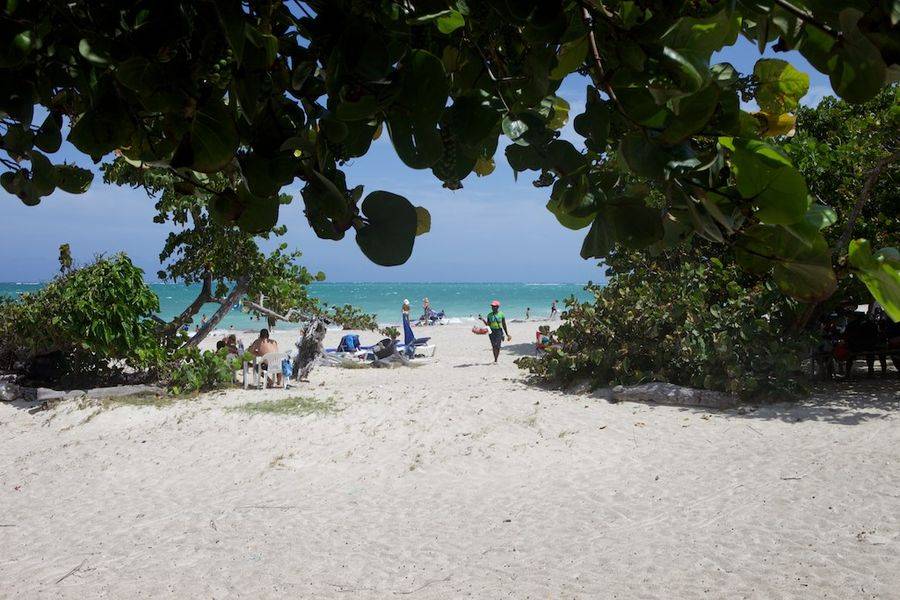 Изумительный пляж на берегу Карибского моря идеально подойдет для семейного отдыха