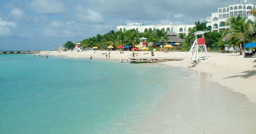 Великолепный пляж с белоснежным песком на берегу Карибского моря