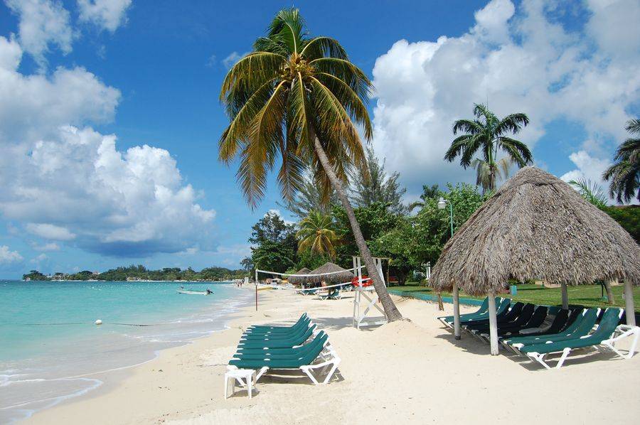 Белоснежные пляжи на берегу Карибского моря просто созданы для идеального отдыха