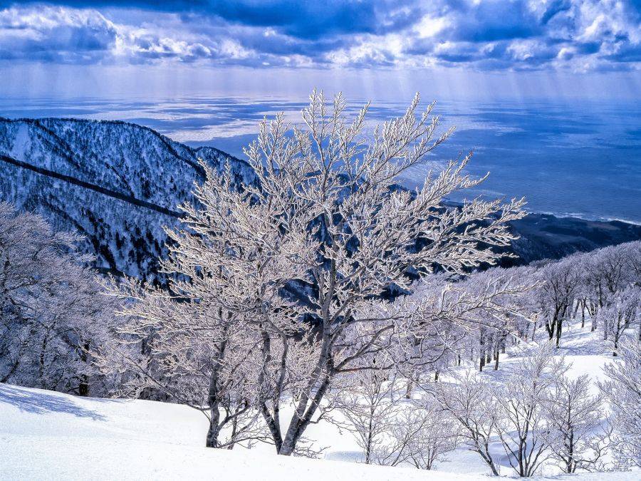 Вид на зимний горный массив Сираками-Санти