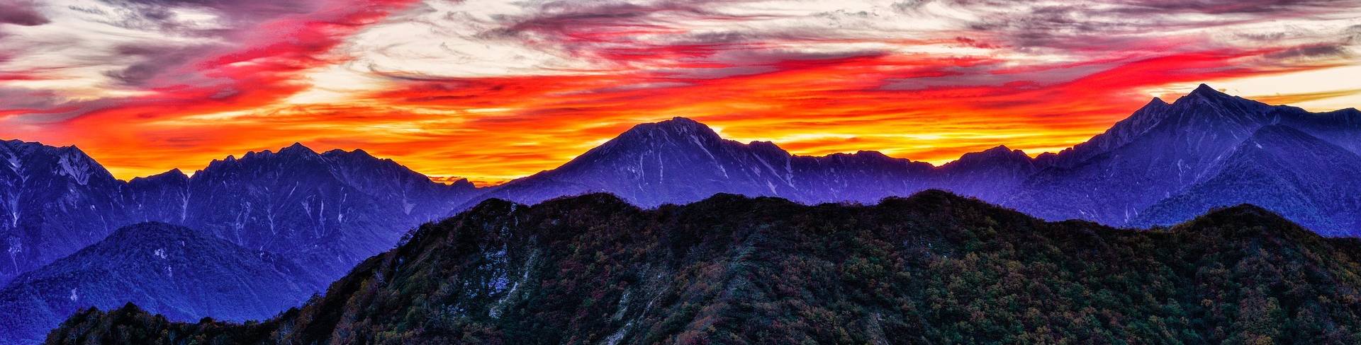 Неповторимый закат в горах Японии