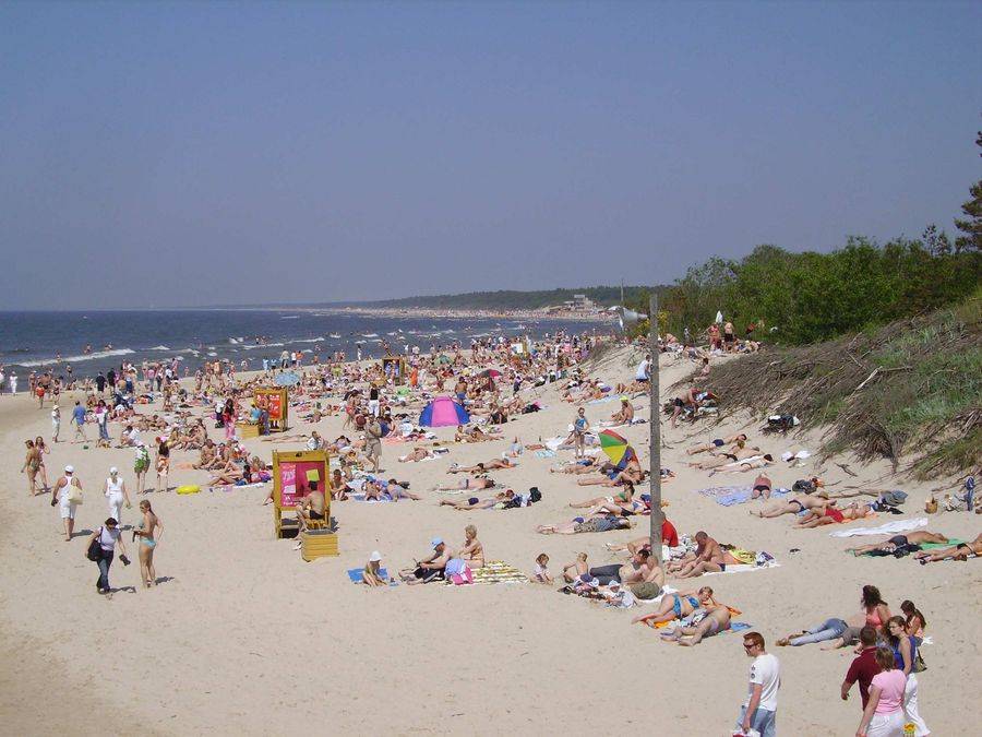 Отличный пляж на берегу Балтийского моря, где можно понежиться на солнышке