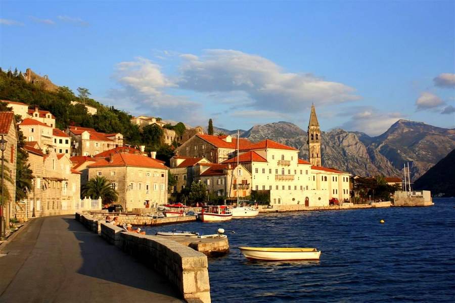 Набережная на морском курорте Черногории 