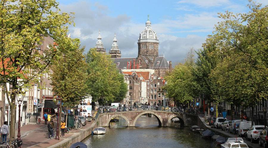 Каналы и достопримечательности рядом в Амстердаме 