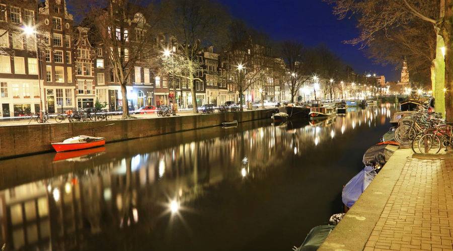 Ночной вид на каналы Амстердама 