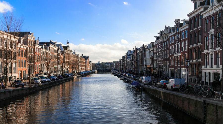 Каналы и красота местной архитектуры в Амстердаме 