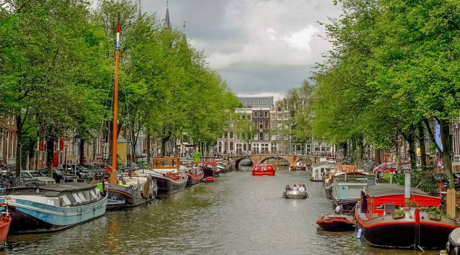 Местный вид транспорта по каналам Амстердама 