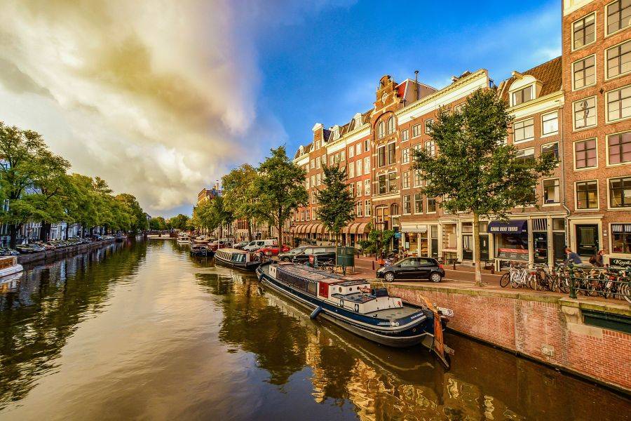 Не зря Амстердам получил название "Северная Венеция" - в городе сотни километров каналов и более 1500 мостов