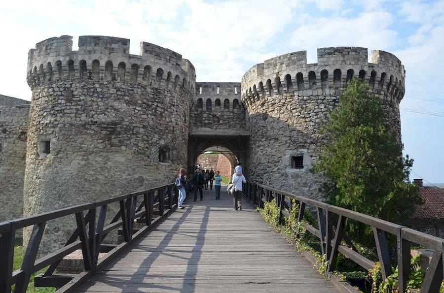 Белградская крепость - историко-архитектурный памятник, который находится на месте слияния рек Савы и Дуная