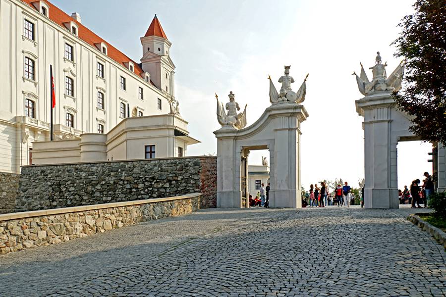 Интересные ворота Братиславского града