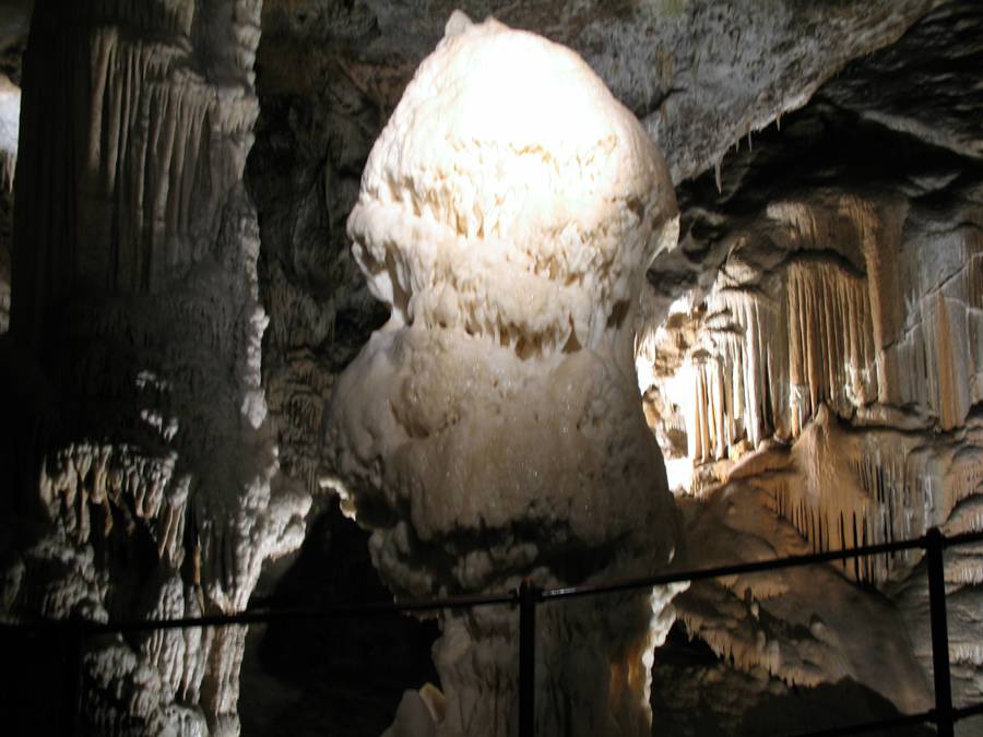 Белый сталагмит в Постоянска-Яма