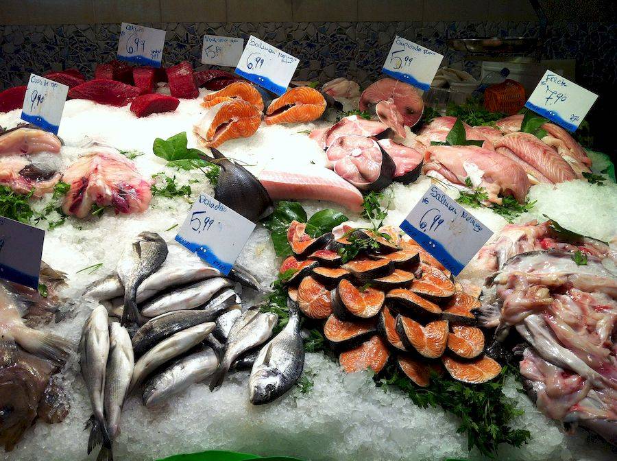 На рыбном рынке можно купить свежую рыбу по приемлемым ценам