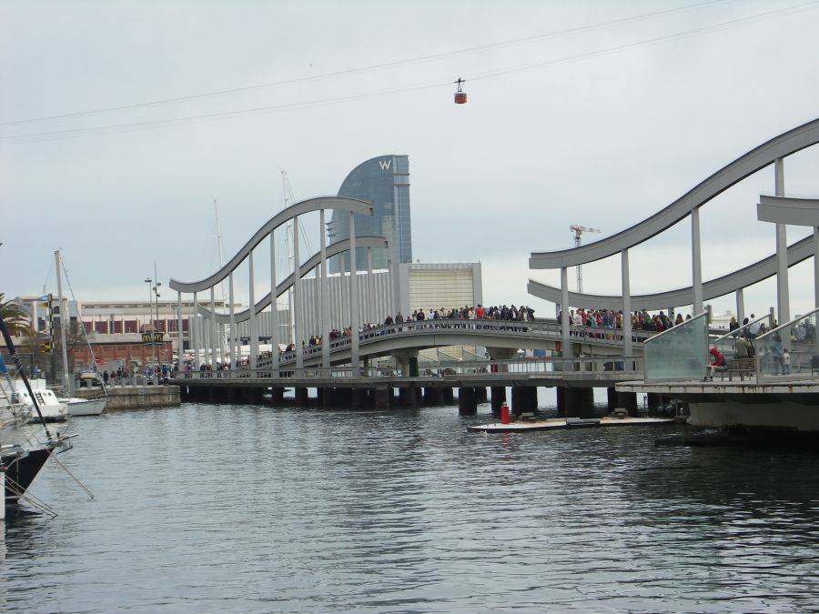 Пешеходный мост, ведущий к современному торговому центру