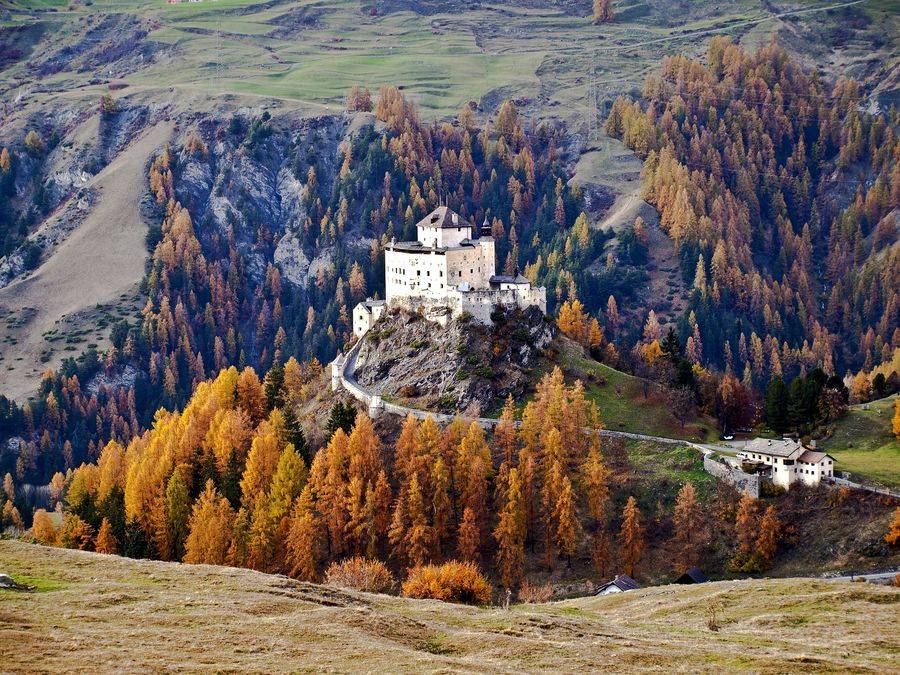 Интересный замок с древнейшей историей великолепно смотрится на фоне осенних пейзажей
