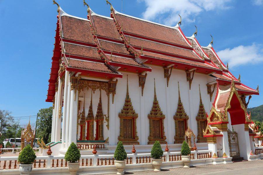 Буддийские храмы в Тае повсюду