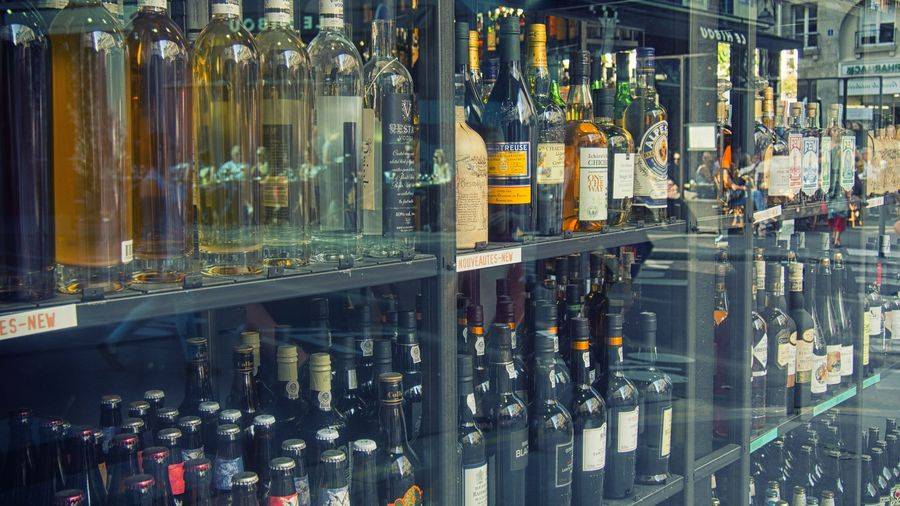 Алкогольная продукция продается в специальных отделах, которые работают только в определенное время
