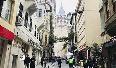 Вид на Галатскую башню с улиц Стамбула