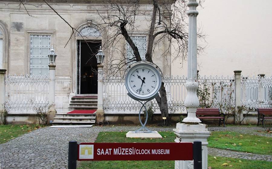 Музей часов в зале Долмабахче