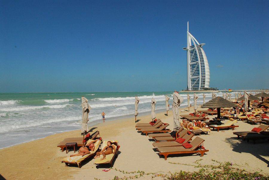 Пляж на берегу Персидского залива, на котором можно комфортно отдохнуть и расслабиться