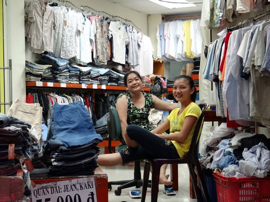 В маленьких магазинчиках можно купить одежду по приемлемым ценам